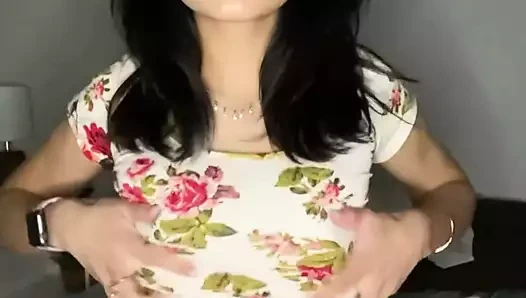 Sıska esmer küçük göğüslerini gösteriyor