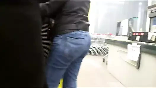 süpermarkette MİLF göt