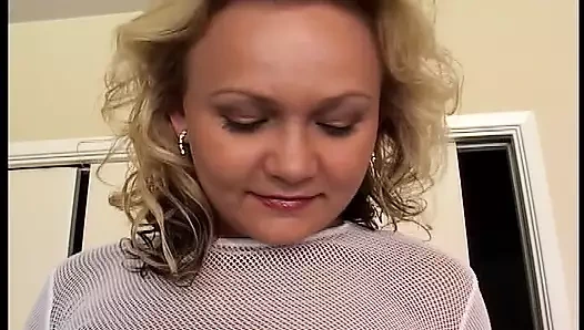 Yaramaz piliç kanepede dövmeli bir adam tarafından amını sert siktiriyor