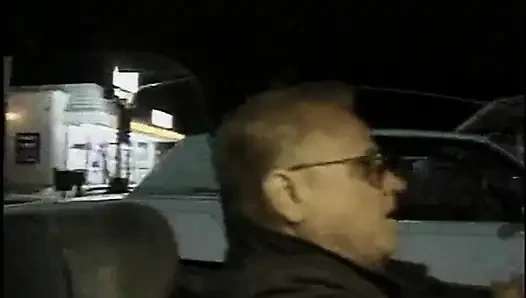 İki azgın orta yaşlı seksi kadın şanslı bir yarağı paylaşıyor