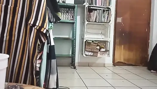Karmica kızı odayı temiziyor, hamile tombul kız