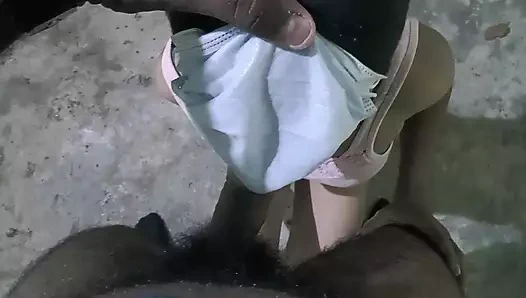 Hintli kız erkek arkadaşının siyah yarağını emiyor