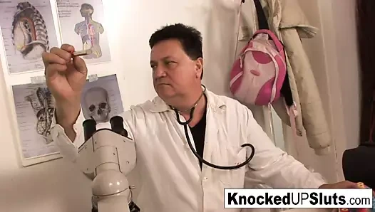 Seksi kızıl saçlı doktor ofisinde berbat ve sikikleri