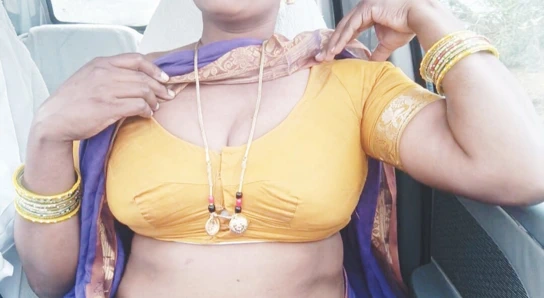 Güzel Telugu hizmetçi arabada seks, Telugu edepsiz konuşuyor.. Crezy Momos...