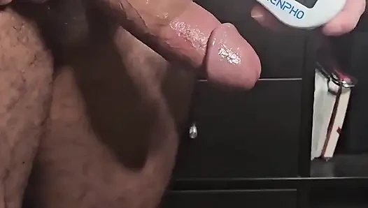 Vücut geliştirmeci tüm vücut geliştirmecilerin küçük yaraklara sahip olmadığını kanıtlamak için yarak ölçer