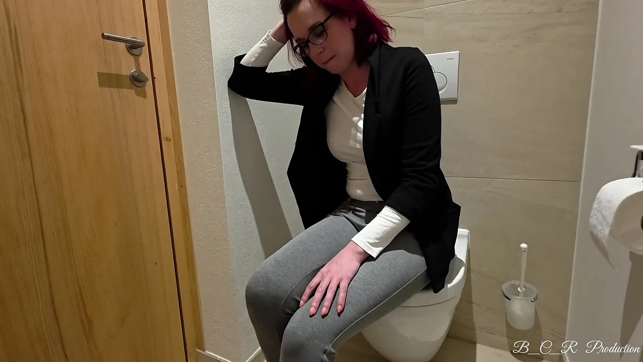 Mi Jefe No Para De Coquetear... Nadie Debería Ver Lo Que Pasa En El Baño De La Oficina