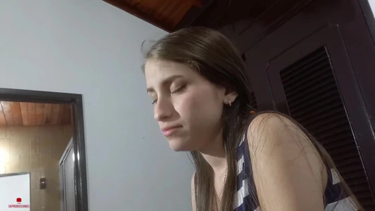 Masum yüzlü üvey kız kardeşim bana harika bir oral seks yapmasına izin vermemi istiyor