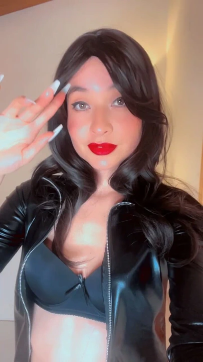 Çok küçük olsan da seni görüyorum ve uzun tırnaklarımla sana dokunmaya başlıyorum