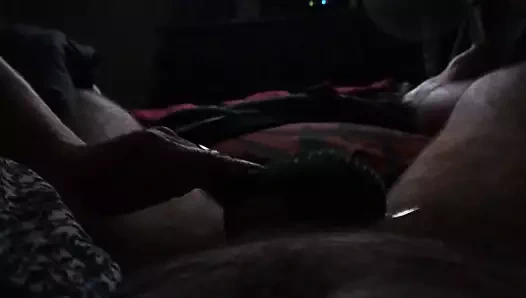 Milf handjob ile titreşen horoz yüzük