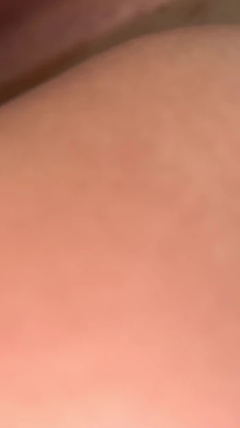 Волнующий момент из "Вкусного лесбийского тройничка с грудастой мачехой и двумя падчерицами с большой задницей - REAL HOMEMADE"