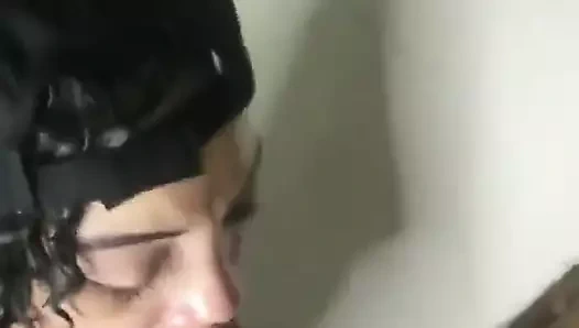 erkeğine hizmet ediyor