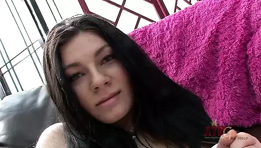 Seksi esmer bebek harley ace şeritler aşağı için kullanmak bir vibratör üzerinde onu kedi için şaşırtıcı orgazm