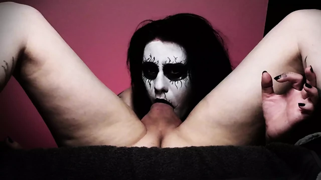 Black Metal Готеса глубоко заглатывает так хорошо, что она получает две глотки