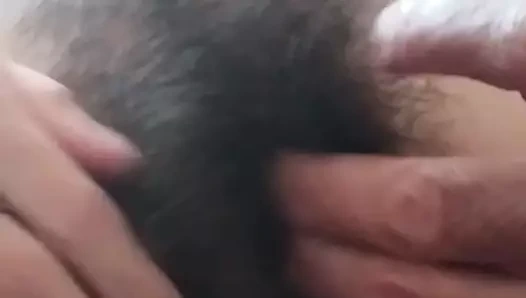 Güzel bir kıllı kızı okşamak