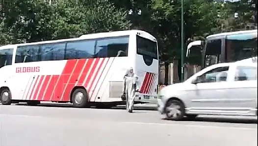Azgın kız ağzına büyük beyaz bir yarak alıyor