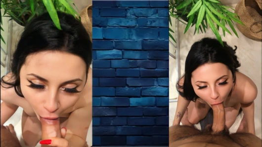 Ateşli kız banyoda dizlerinin üzerinde