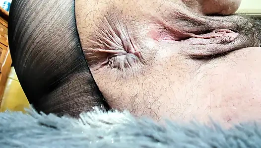 İri güzel kadın külotlu çorap vücuduna tapıyor