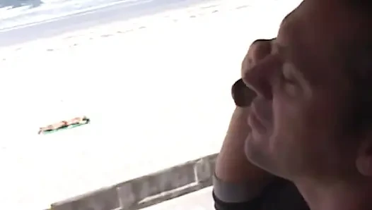 Tıraşlı Mia Bangg oturma odasında dövmeleriyle sikişiyor