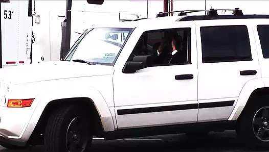 Asyalı kıllı amcık yabancı bir yarakla sikiliyor