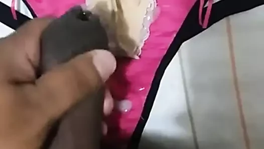 Otro se pajea con las Tangas de mi Mujer