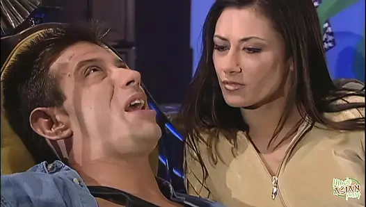 İyi görünümlü esmer güzel bir yalamanın tadını çıkarıyor ve harika bir emiyor