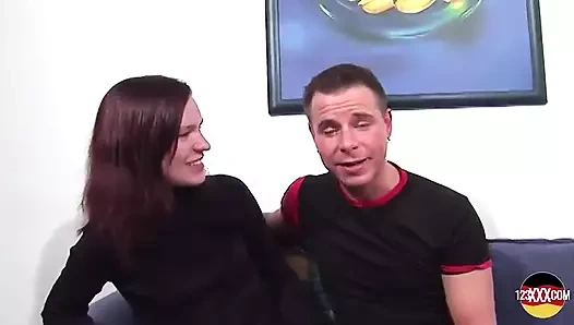 Azgın Alman fahişenin karnına sıcak döl püskürtülür