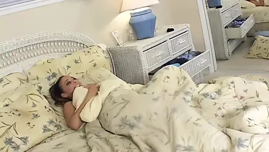 2 Lezbiyen Kız Arkadaş Birbirini Deli Gibi Yalıyor Ve Eğleniyor!!