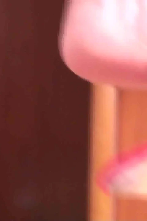 Sarkan kırmızı renkli topuklu ayakkabılar