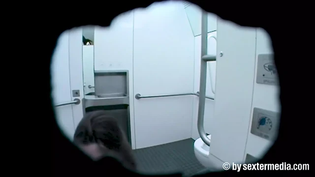 Anna tuvalette büyük dildoyla kendini sikiyor