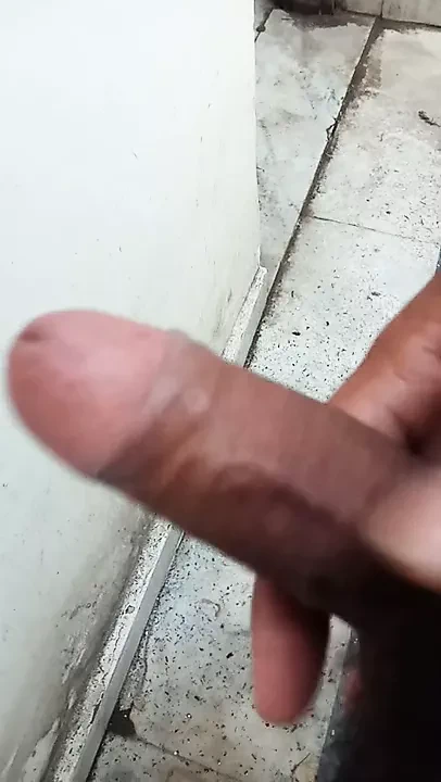 Hintli oğlan azgın kızlar için mastürbasyon yapıyor