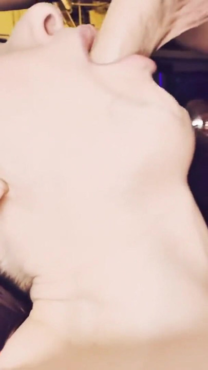 Jezebellajb transeksüel döl yutuyor yüz sikişi dizlerinin üzerinde gırtlağına kadar alıyor kadın kılıklı döl yutuyor travesti bayan | Klip 1