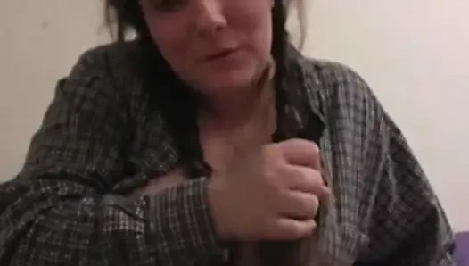 İri güzel kadın yatak odasında mastürbasyon yapıyor