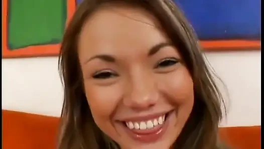 Azgın hatun sert bir yarağa güzel bir oral seks yapmaktan hoşlanıyor