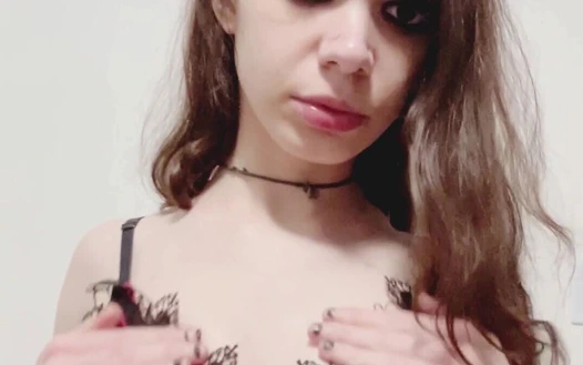 Büyük soluk göğüslerimi teşhir ediyor