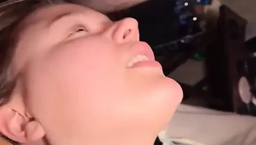 Ev hanımı baş aşağı yarakla öğürüyor, yatağın kenarında emiyor ve diline ateşli boşalma!