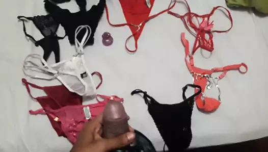 Brincando com as calcinhas fio dental da sogrinha