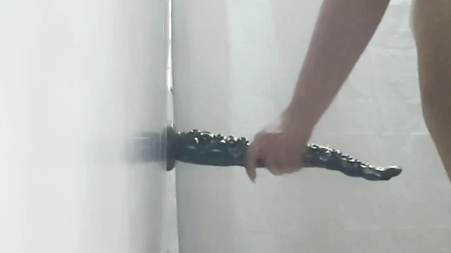 Anal seks havasında olan fahişe dev dildo kullanıyor