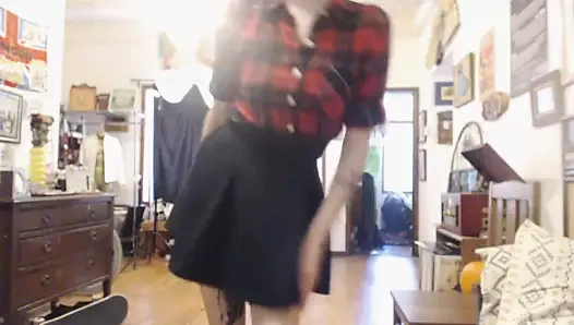 Alt kız biraz dans ediyor