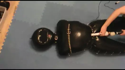 Köle şişme lastik giysinin içinde