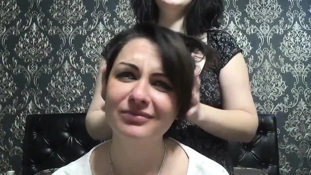 Burun parmaklama, yüz bozma, aptal yüzler, kafada çorap, dudak fetişi! Kate'e!