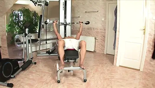 Esmer sürtük spor salonunda emme sikiş sahnesinde