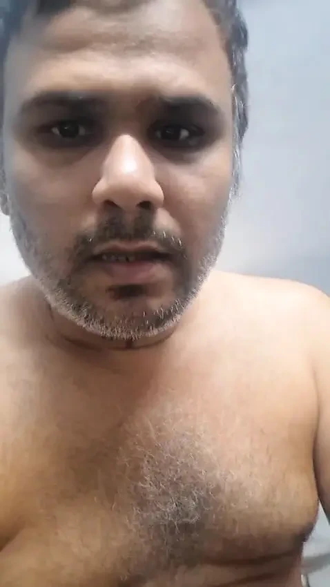 Solo yarak tam gece için ücretsiz sikişiyor...