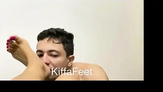 Tanrıça Kiffa ayaklarına tapan birini azdırıyor