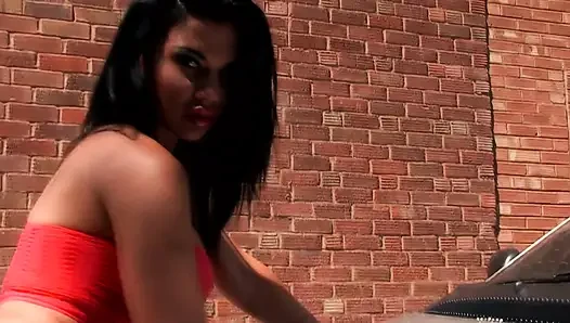 İri göğüslü orta yaşlı seksi kadın Jasmine Jae ve Luke Hotrodh arabada sikişiyor