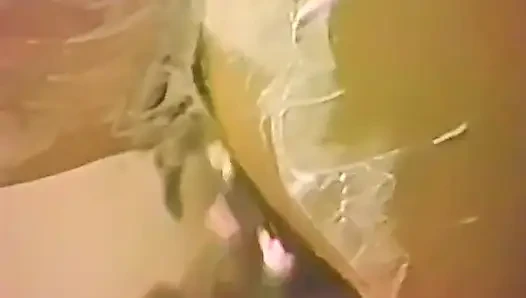 Amatör ev hanımı küvette kendini bağlıyor