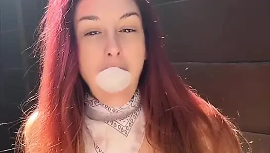 Artemisia açık havada balon sakso çekmeyi ve sigara içmeyi seviyor