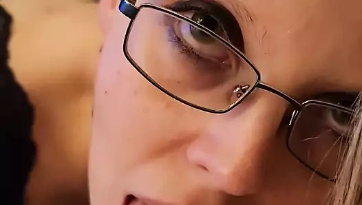 Yarağının üzerinde öğürmemi sağla