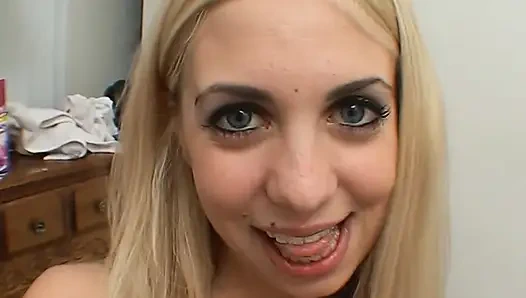 Tatlı sarışın yarağımı emiyor