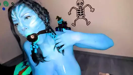 Na'vi, ağzında gagball olan meme uçlarını emiyor