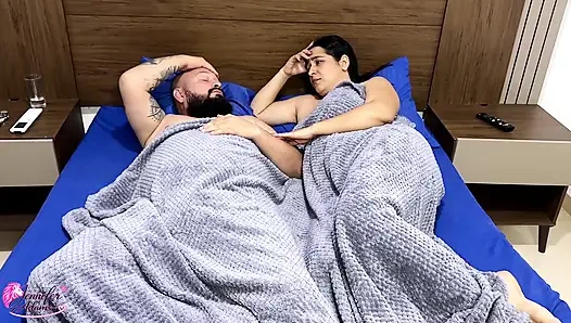 Erkek arkadaşım yatakta hareketlerle uyanıyor ve beni kendi arkadaşından daha iyi bir sevişmeyle memnun etmeye karar veriyor (Bölüm 2)